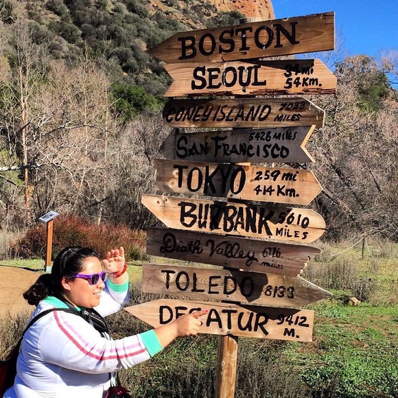 Meet your Posher, Joyce! 📚 - Picture 4 of 5